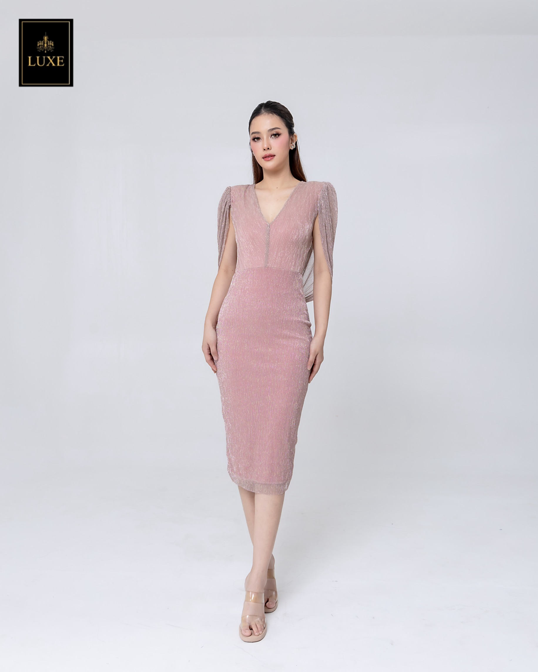 เดรสแฟชั่น เดรสเสื้อวี กระโปรงทรงสอบ มีผ้าคลุมไหล่คอถ่วงด้านหลัง ทำจากผ้าราเม่อัดพลีท