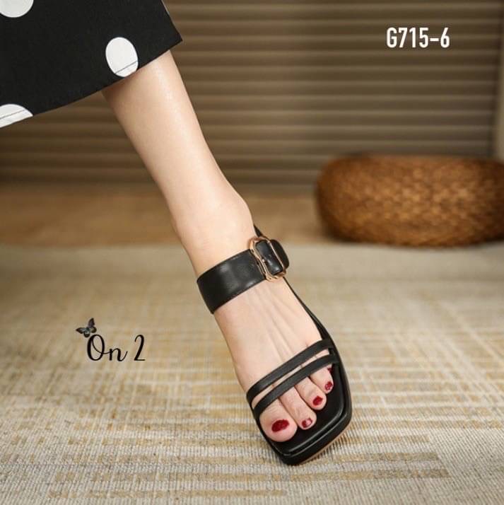 รองเท้าส้นเตารีดความสูงกำลังดี ใส่สบายไม่ปวดไม่เหมื่อยเท้า มาพร้อมดีไซน์เรียบเก๋ สวมหน้ารัดข้อเท้าโทนสีเข้ากับชุดง่าย ได้ทุกชุด งานสไตล์แบรนด์ดีไซน์น้อยแต่มากค่ะพร้อมส่ง 2 สีค่ะ