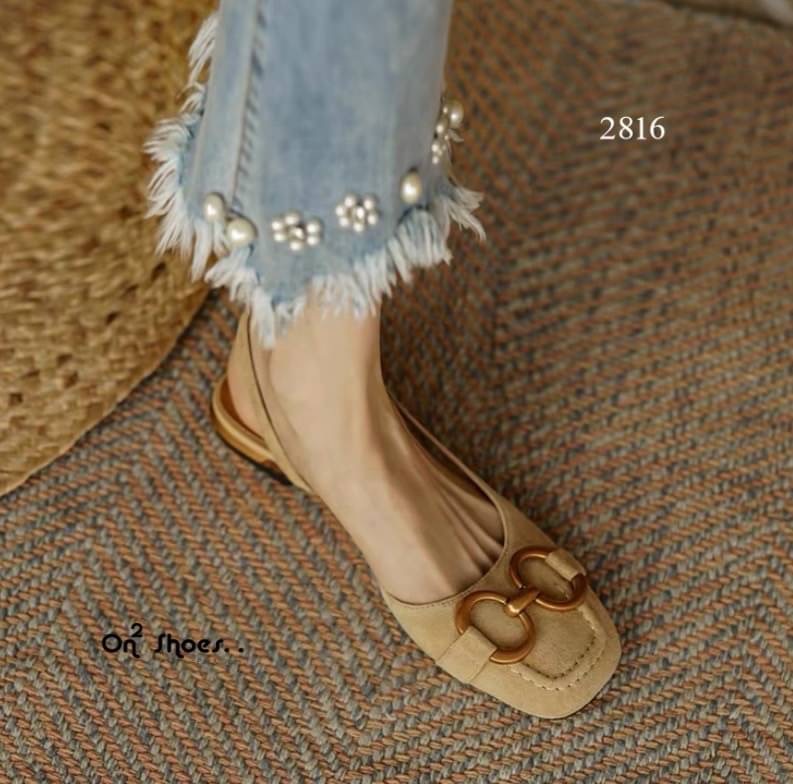 พร้อมส่งรองเท้าหัวคัชชูเปิดหลังรัดข้อเท้า หน้าแต่งอะไหล่ทองเหลือง สไตล์แบรนด์ส้นเป็นอะไหล่ทองสวยหรู สายรับปรับได้ คู่นี้ใส่แมทกับชุดได้ง่ายทั้งกางเกงและกระโปรงได้หมดทรงสวย