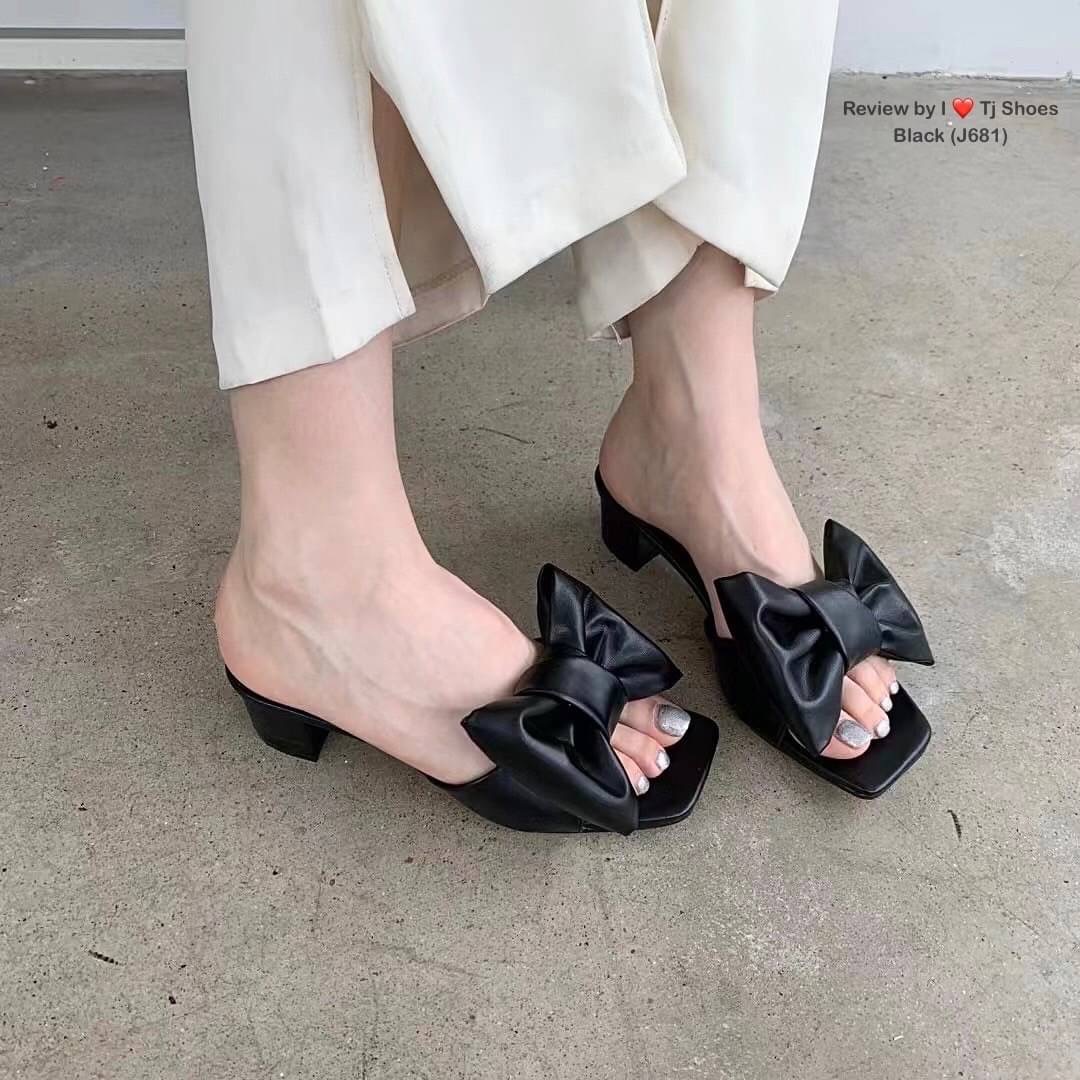 พร้อมส่งรองเท้านำเข้าที่สวยเกร๋ขายดีสุดๆ หนังรุ่นนี้นิ่มมาก ด้านหน้าแต่งด้วยโบว์น่ารักๆ สวมใส่ง่าย เรียบเก๋ดูดี สวยมาก ใส่ได้เรื่อยๆ แมทกับชุดอะไรก้ดูเก๋ดูน่ารักมาก ควรมีไว้เป็นคู่โปรด ของจริงงานดีมากสวยมาก ตรงปกแน่นอน เพราะรูปถ่ายจากสินค้าจริง เป็นรุ่นที