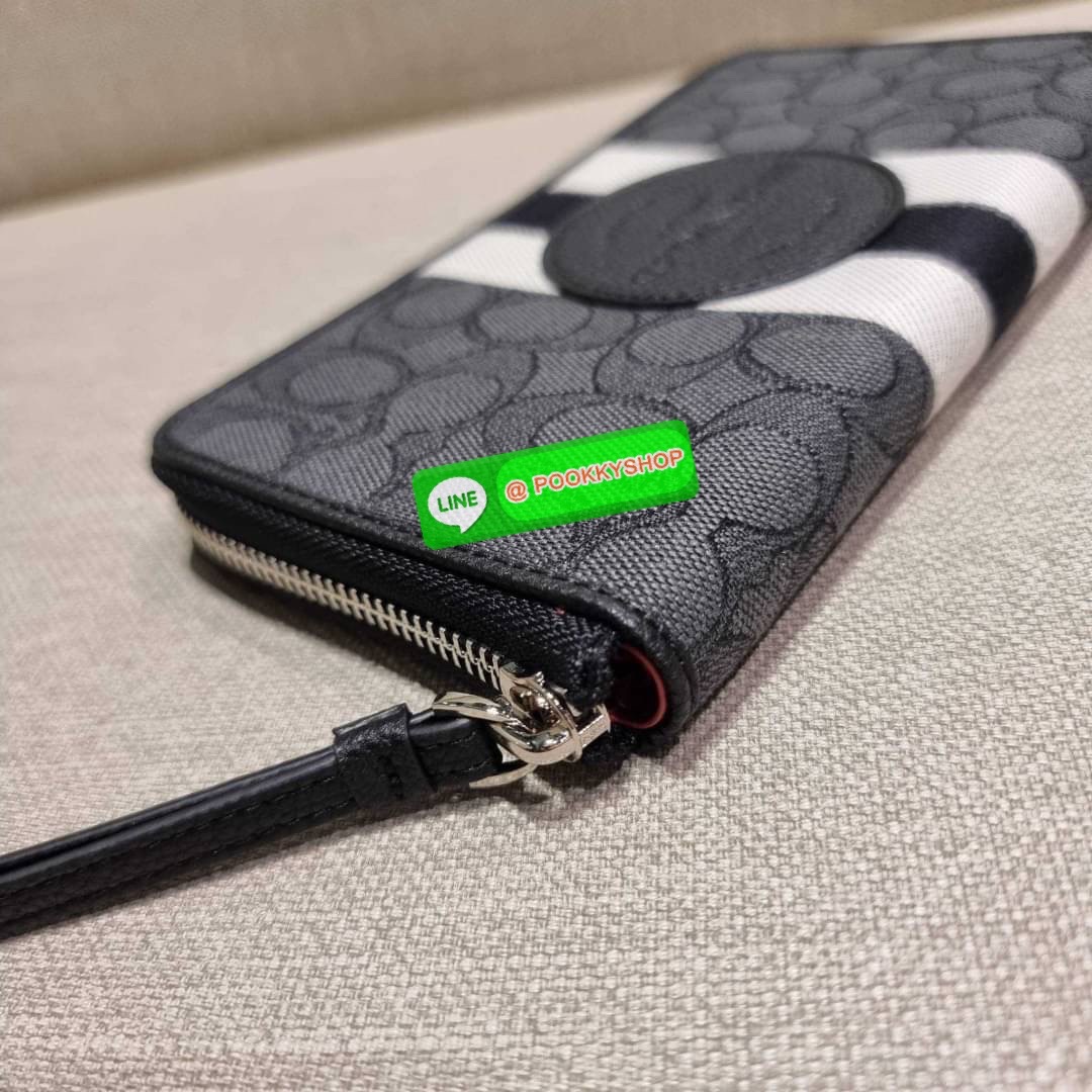 COACH C9073 DEMPSEY LARGE PHONE WALLET IN SIGNATURE JACQUARD WITH STRIPE AND COACH PATCH พร้อมเสิร์ฟความเลิศหรู กับคอลใหม่ล่าสุด กระเป๋าสตางค์ใบยาวกึ่งคล้องมือ สีสุดละมุน ถือใช้คือขับผิวสุด!! วัสดุผ้า jacquard สลับหนัง pepble มาพร้อมสายคล้องมือในตัว กันหล
