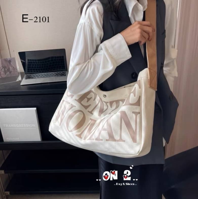 กระเป๋าผ้าแคนวาสนิ่ม Gentlewoman เป็นกระเป๋าผ้าStreet Fashion มีซิปและกะดุมปิดใช้งานได้ทุกวันเบาสบายสายยาวใบใหญ่จุใจค่ะ