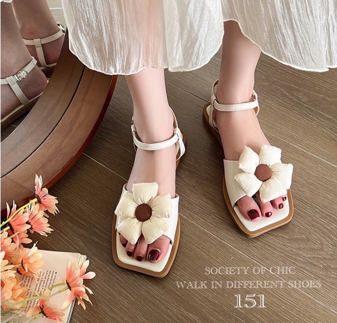 มาเพิ่มค่ะ‼️ รองเท้าแตะรัดส้น หลากสไตล์ ได้ทั้งความสวยและสบาย ที่สำคัญนอกจากดีไซน์น่ารัก สไตล์ลูกคุณหนู ปรับสายคาด ไปหน้า มาหลังได้ตามชอบ รัดส้นเพิ่มความกระขับ ใช้งานได้ตามที่ต้องการ คอมพลีทลุควันหยุดสบายๆ ให้ดูเก๋ไก๋แล้วยังสบายเท้ากว่าเดิม