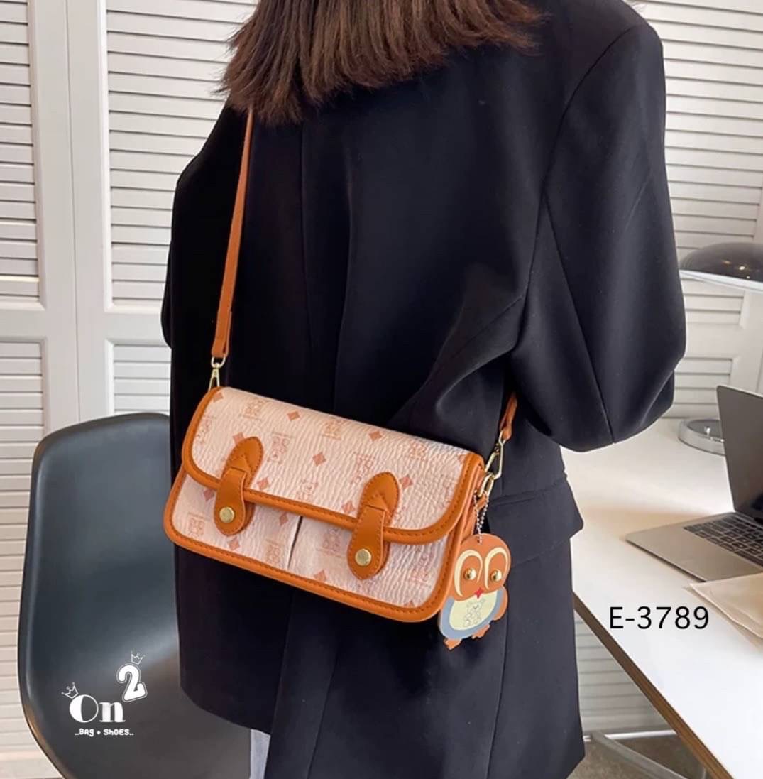 กระเป๋าสะพายข้างทรงแมสเซนเจอร์ เปิดหน้าอะไหล่ทอง มาพร้อมพวงกุญแจ+สายสะพายยาว พร้อมส่ง 3สีค่ะ