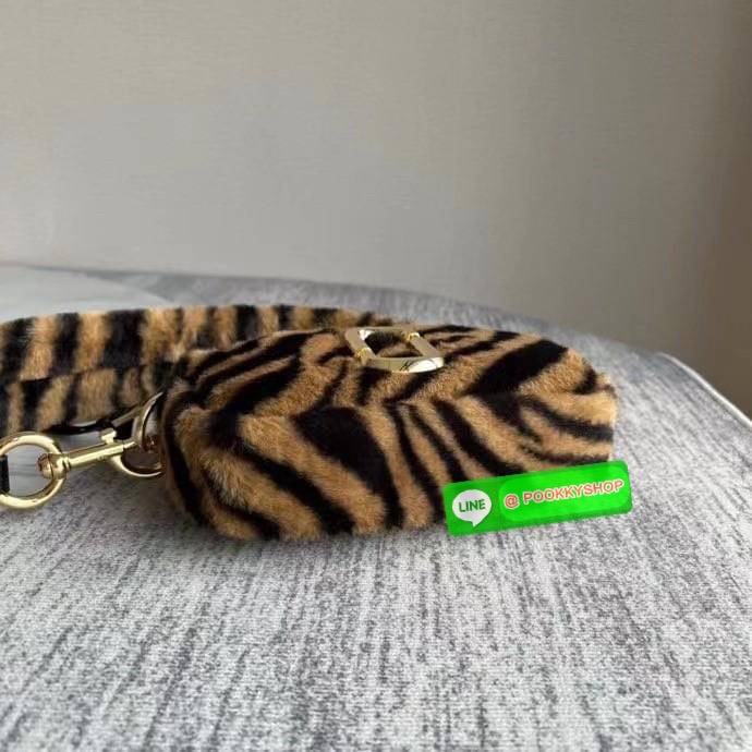 March Jacop The Snapshot Tiger Stripe Plush Bag เสือต้องมานะแม่ปีนี้ เฮงๆรับปีเสือด้วยกระเป๋าลายเสือจากแบรนด์ March Jacop กันค่า เป็นกระเป๋าถือหรือสะพายข้างขนฟูๆนุ่ม วัสดุผ้าขนสัตว์ Polyester ด้านหน้าประดับด้วยโลโก้ J อันเป็นสัญลักษณ์ของแบรนด์ อะไหล่ทองหร