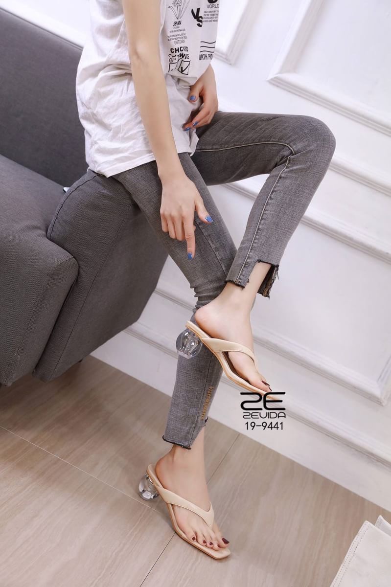 พร้อมส่งรองเท้าส้นกลม สวยหรู ดูเเพงเกินราคา สาวไฮห้ามพลาด งานอลังการเรียบหรู ทรงคีบหนังนิ่มอย่างดี งานดูเเพงเกินราคาดีเทลเด่นด้วยส้นเเก้ว น้ำดี ใสมาก