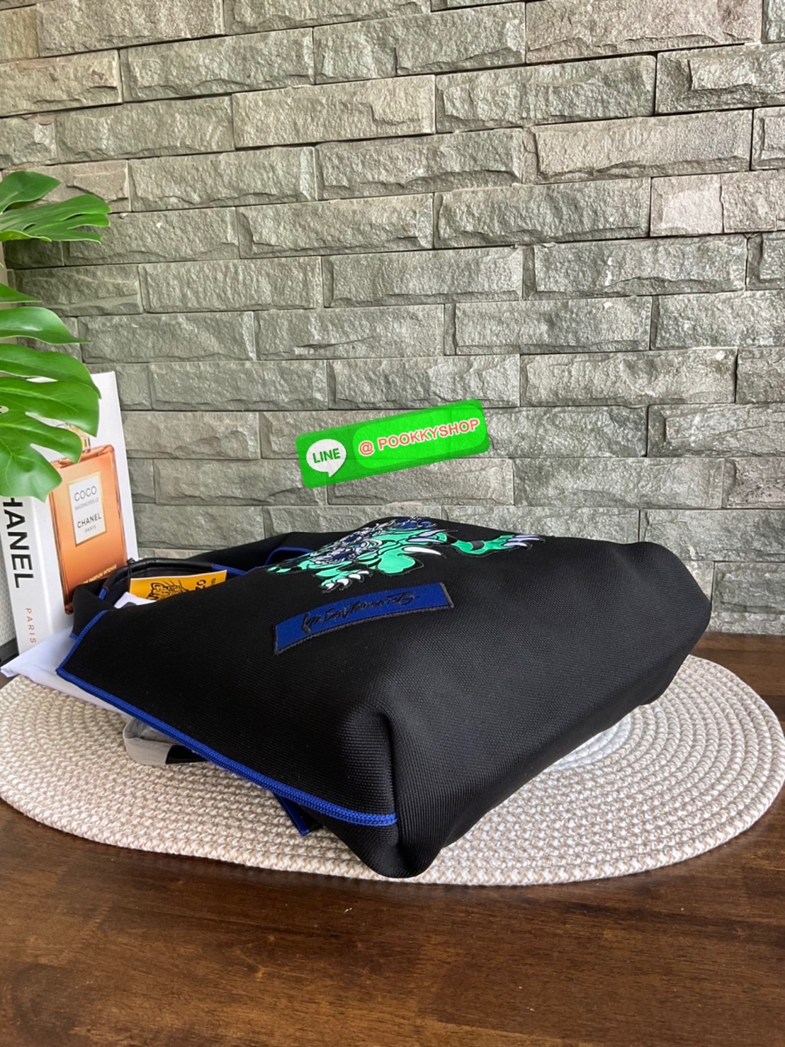 🚚 พร้อมส่ง 🚚 KENZO X KANSAI YAMAMOTO TIGER TOTE BAG กระเป๋าสะพายไหล่ ทรง โท้ทิสี ดำ และ น้ำเงินเข้ม x คันไซ ยามาโมโตะ Three Tigers จาก KENZO โดดเด่นด้วยลวดลายปัก วัสดุเป็นผ้าอย่างหนานุ่มคุณสมบัติพิเศษเฉพาะแบรนด์ น้ำหนักเบามากๆ หูหิ้วด้านบน