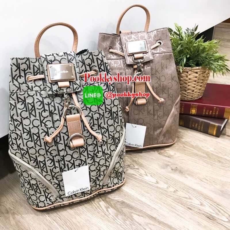 พร้อมส่ง NEW! CALVIN KLEIN JEANS BACKPACK BAG กระเป๋าสะพายรุ่นใหม่ล่าสุดจาก Calvin Klein Jeans วัสดุ Canvas + Polyester 100% คุณภาพดีเนื้อหนาพิมพ์ลายCk รอบใบ เปิดปิดด้วยฝาปิดประดับโลโก้อะไหล่เงิน ด้านข้างมีช่องซิป ภายในมีโลโก้ ช่องซิป ช่องมือถือ ใส่ ipad