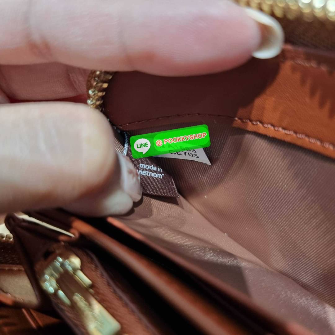 COACH CE705 COACH × PEANUTS LONG ZIP AROUND WALLET IN SIGNATURE CANVAS WITH SNOOPY WOODSTOCK PRINT ใหม่ล่าสุด กับกระเป๋าสตางค์ใบยาวกึ่งคล้องมือ สวยดูแพง ดีไซน์เหล่าการ์ตูนยอดฮิต คลาสสิคไม่มีเอาท์ วัสดุหนังแคนวาสเคลือบผิว ดูแลรักษาง่าย มาพร้อมสายคล้องมือ ถ