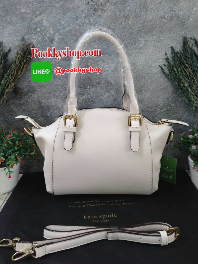 KATE SPADE NEW YORK กระเป๋าถือหรือสะพาย หนัง safiano ทรงพัดหูยาว เปิดปิดด้วยซิปสะดวกใช้ หูหิ้ว สามารถปรับความยาวได้ 3 ระดับ สามารถสะพายไหล่ได้เลยค่ะ ภายในบุผ้าลายแบรนด์ มีช่องด้านใน ใส่ของจุกจิก และช่องใส่ซิป มาพร้อมสายสะพายยาวปรับด้ 5 ระดับ สามารถสะพายไห