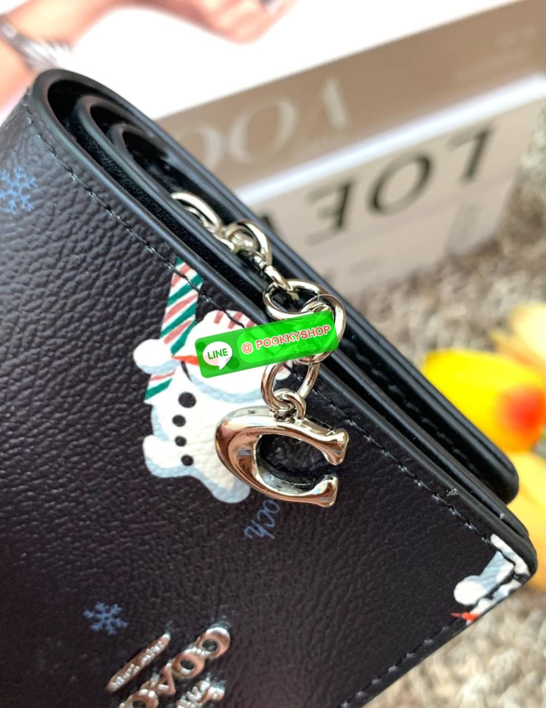 COACH SNAP WALLET ((8704//6941)) 🌍พร้อมส่ง ห้ามพลาด ก่อนหมดค่ะ! ✔️กระเป๋าเงินใบสั้น หนังแท้ แต่ละสีปริ้นลายได้สวยงาม แตกต่างกันไปค่ะ ✔️เปิด-ปิดกระเป๋าแบบกระดุม ภายในมีช่องใส่ธนบัตรตามยาว และช่องเสียบบัตร5ช่อง//มีช่องซิปแยกฝั่งห้อยด้ว