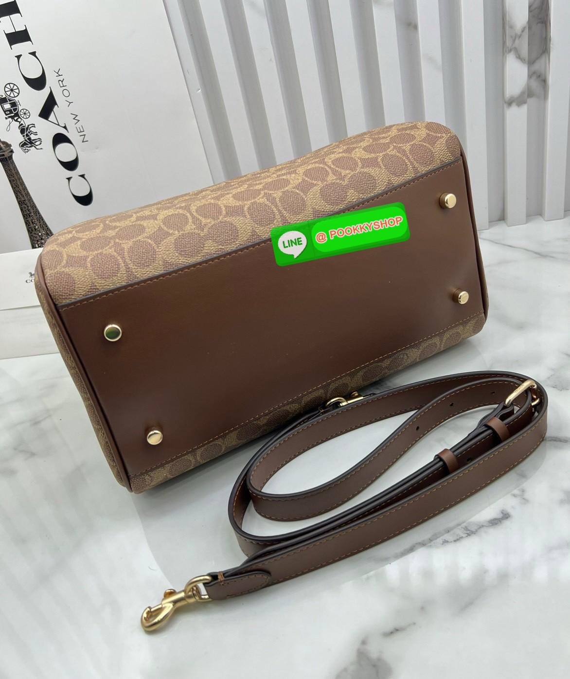 COACH ROWAN SATCHEL IN SIGNATURE CANVAS จุดเด่นของกระเป๋าทรงsatchel bag คือรูปทรงของกระเป๋าดูแข็งแรง มั่นคง ไม่เสียทรงง่าย มาพร้อมหูหิ้วที่ด้านบนของกระเป๋า ลายแคนวาสที่เป็นซิกเนเจอร์แบบเอกลักษณ์ ช่องใช้งานทุ้งภายในและภายนอก นอกจากนี้ กระเป๋าประเภทนี้ยังมี