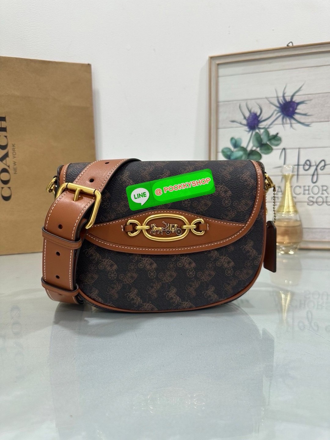 “Elegance in motion.” Coach CR512 Harley Crossbody – กระเป๋าสะพายข้างที่ผสานความหรูหราและความคลาสสิกได้อย่างลงตัว วัสดุคุณภาพเยี่ยม ผสมผสานระหว่างผ้าแคนวาสเคลือบลายซิกเนเจอร์และหนังเรียบ ลาย Horse and Carriage ที่ด้านหน้า เพิ่มความน่ารักและโดดเด่น เหมาะสำ