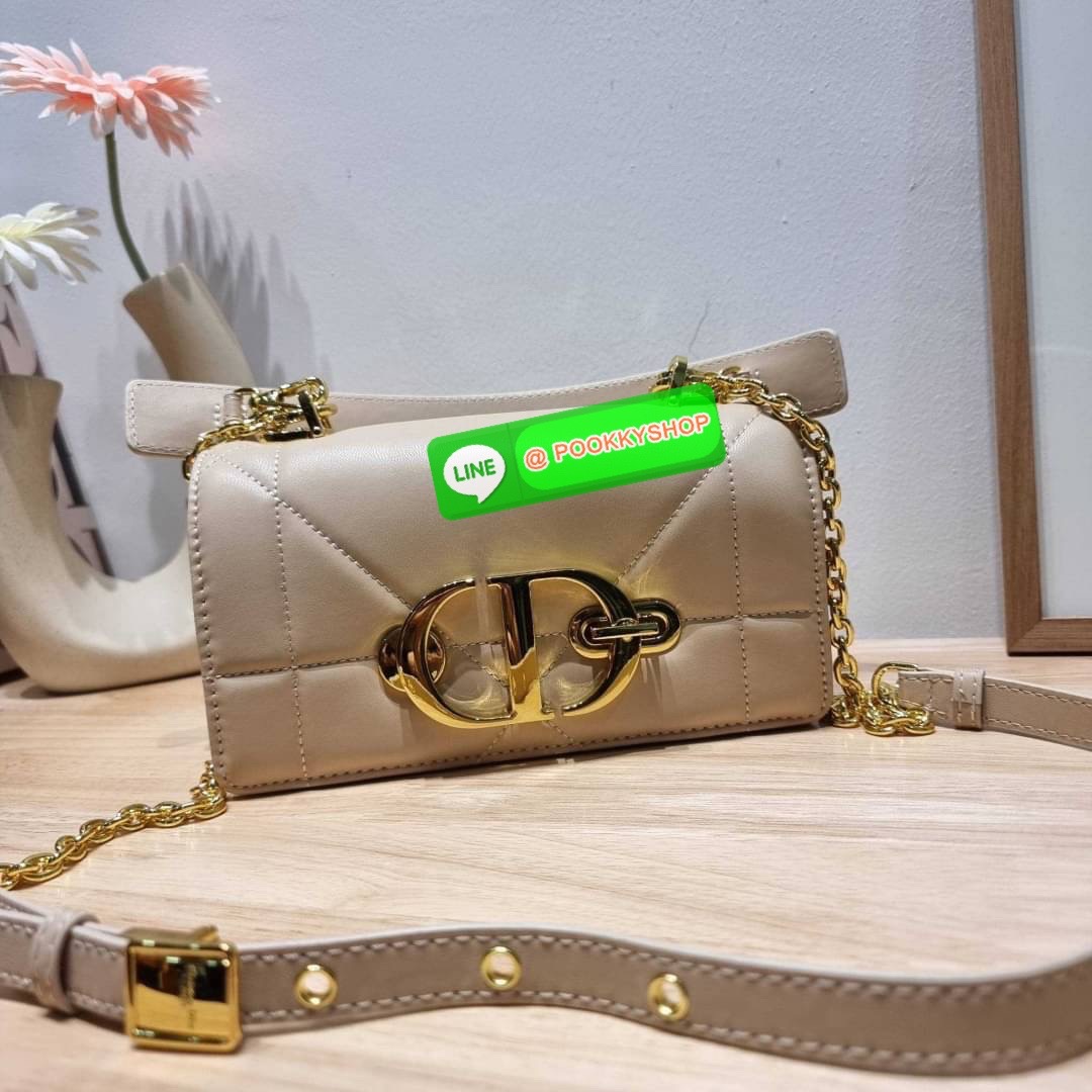 🔅 Model CD 30 MONTAIGNE POUCH WITH SHOULDER STRAP AND HANDLE 🔅 Details ย้อนยุคความหรูหรา อันเป็นเอกลักษณ์ กระเป๋าสะพายสวยอยู่ทรง เพิ่มลูกเล่นให้กับไอเท็มนี้ด้วย มือจับที่ถอดออกได้ และอะไหล่เปิด-ปิดแบบคล้องล็อค สะดวกใช้ ด้านหลังมีช่องใส่บัต