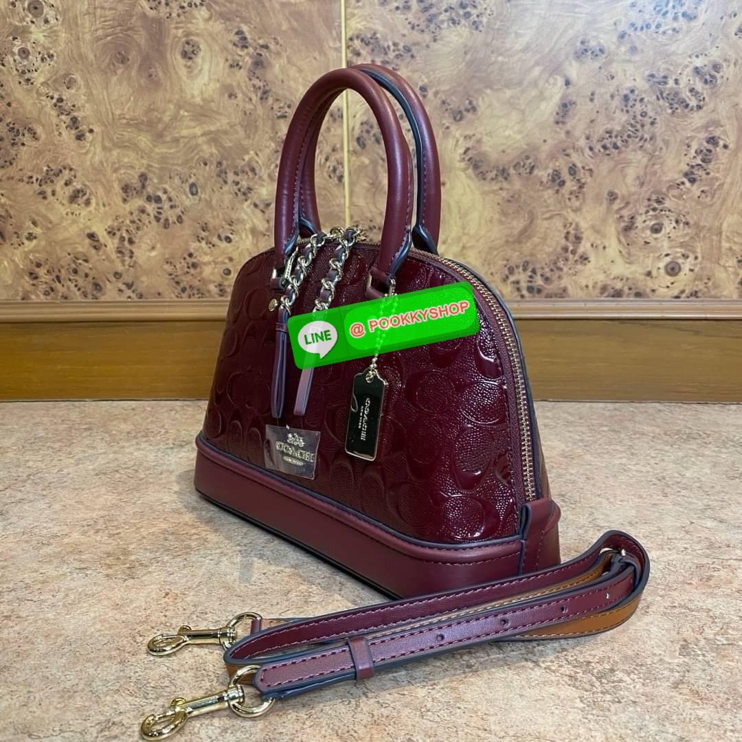 Coach MINI SIERRA SATCHEL IN SIGNATURE DEBOSSED PATENT LEATHER (COACH F55450) หนังกรวดและหนังสิทธิบัตร ด้านในมีซิปและกระเป๋าเอนกประสงค์ ปิดด้วยซิป ซับในด้วยผ้า หูหิ้วพร้อมสายสะพายยาว 3 1/2" สายสะพายถอดได้ขนาด 21 1/2" สำหรับสะพายไหล่หรือสะพายครอส