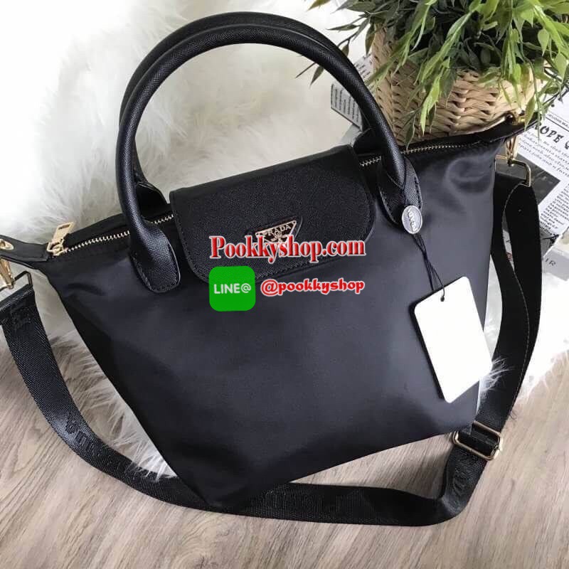 Don't Miss! PRADA NYLON BAG WITH ZIP VIP GIFT WITH PURCHASE กระเป๋าถือหรือสะพายสไตล์ Longchamp GWP พรีเมี่ยมกิ้ฟจากเคาน์เตอร์แบรนด์ Limited edition วัสดุ Nylon เนื้อหนาคุณภาพดีตามแบบฉบับแบรนด์ด้านหน้าประดับโลโก้หรู เปิดปิดด้วยฝาปิดและซิป ภายใน Polyes