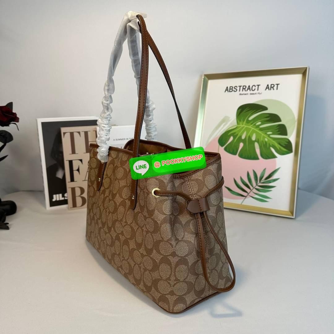 กระเป๋าสะพายไหล่ CCOACH DRAWSTRING CARRYALL IN SIGNATURE COATED CANVAS ( COACH F57842 ) กระเป๋าถือหนังเคลือบลายเซ็น ด้านในมีซิป ใส่โทรศัพท์ และมัลติฟังก์ชั่น กระเป๋า ช่องซิปกลาง Dogleash คลิปปิด ซับในผ้า
