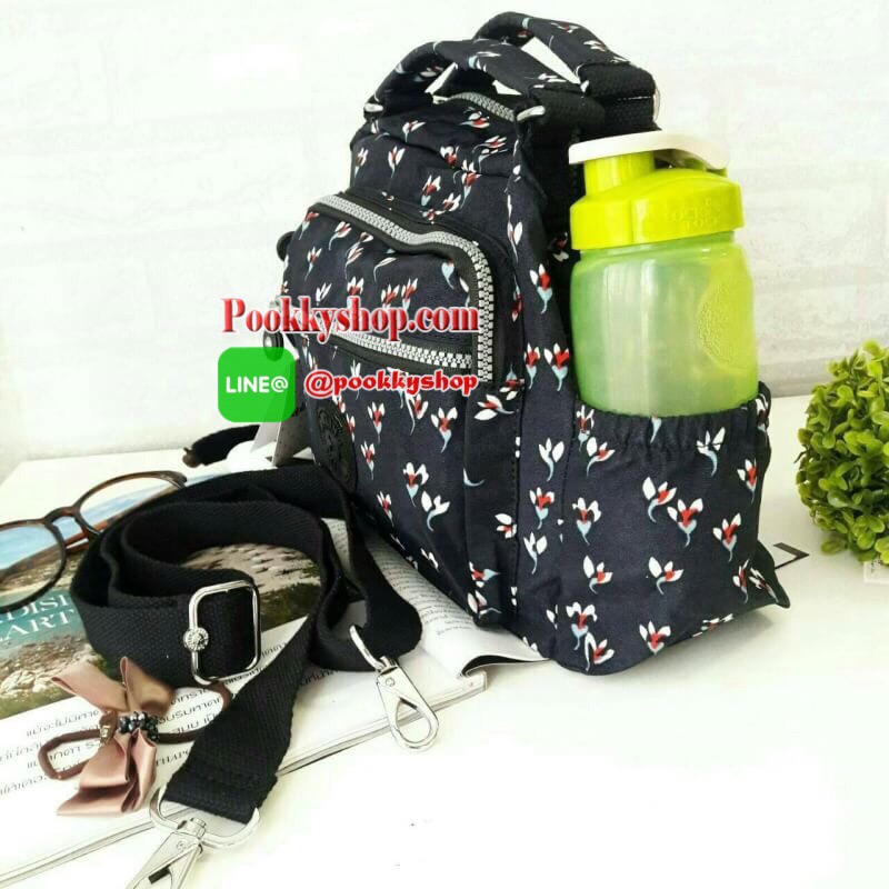 พร้อมส่ง Kipling Shoulder Bag k15828 รุ่นMulti funtion ที่สาวๆรอคอย!!! เพราะใบนี้สามารถปรับการใช้งานได้หลายเเบบทั้งสะพายข้างได้ แบบครอสบอดี้ได้ หรือรวบสายเก็บปรับเป็นถือก็ยังได้ ผลิตจากวัสดุผ้าไนล่อนเมทาลิคอย่างดี กันน้ำระดับนึงเลยค่ะ ️ด้านหน้ามีช่องซิปถึ