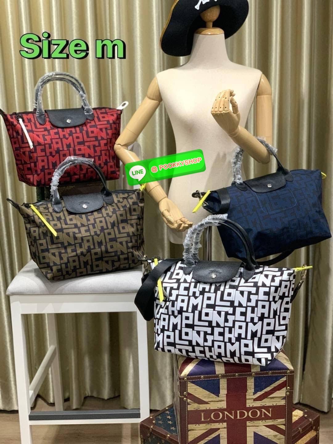 💕Longchamp LE PLIAGE LGP TOP HANDLE BAG M พบกับคอลเลคชั่นใหม่ล่าสุด มีดีไซน์ที่เรียบหรูและคลาสสิก แฝงด้วยลูกเล่นแบบเฟมินีน แถมยังมีน้ำหนักเบาอย่างไม่น่าเชื่อ มาพร้อมกับหูจับกระเป๋าคู่และฝาปิดแบบกระดุม กระเป๋าถือใบนี้สามารถใช้ถือแบบทั่วไป มีสายสะพา