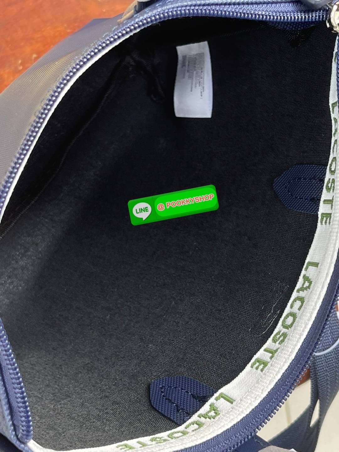 ลาคอส Women's L.12.12 Concept Petit Piqué Zip Tote กระเป๋าสะพายข้างทรง mini tote วัสดุ pvc100% เปิดปิดด้วยซิปเดียวด้านบนสะดวกใช้งาน ใส่มือถือได้ทุกรุ่น ด้านหน้ามีดีเทลโลโก้ปักดูโดดเด่น สายของกระเป๋ารุ่นนี้สามารถปรับความยาวได้ฟรีไซส์ เลือกสะพายได้ ไ