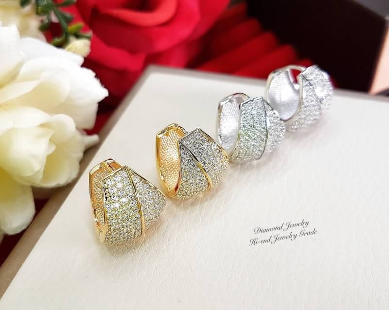 New Arrival !!!!! ต่างหูเพชร CZ แท้ ดีไซน์โมเดิร์น ของจริงสวยมากๆๆๆนะคะ เพชรเยอะ ดีไซส์เก๋ไม่มีใครเหมือน งานฝังเป็นแบบ microsetting เพชรเล่นไฟระยับ แม่ค้า confirm ค่ะ ดีไซส์หวานๆเก๋ๆ ใส่ออกมาน่ารัก ม๊วกๆๆๆจ้าา สวยที่สุด เพชรสวยวิ้งทุกเม็ดไร้ที่ติด ตัวเรือ