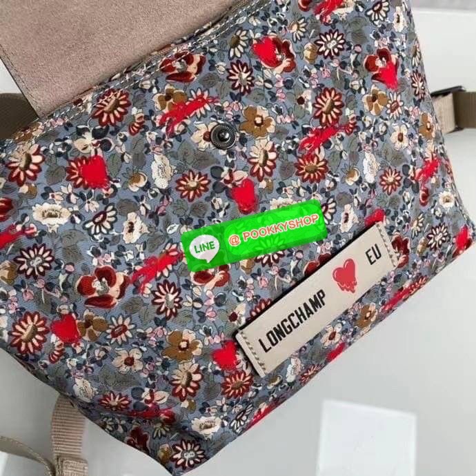 New Arrival Longchamp X Eu Backpack กระเป๋าเป้สะพายหลังลายดอกๆไม้ วัสดุผ้าฝ้าย อะไหล่สีดำ กระเป๋าเป้แบบลำลองสำหรับสตรีซึ่งนำรูปทรงอันเป็นเอกลักษณ์ของ Le Pliage มาปรับใช้กับทุกสถานการณ์ อุปกรณ์เสริมที่ใช้งานได้จริงนี้มีสายรัดปรับระดับได้และที่จับช่วยให้ สะ