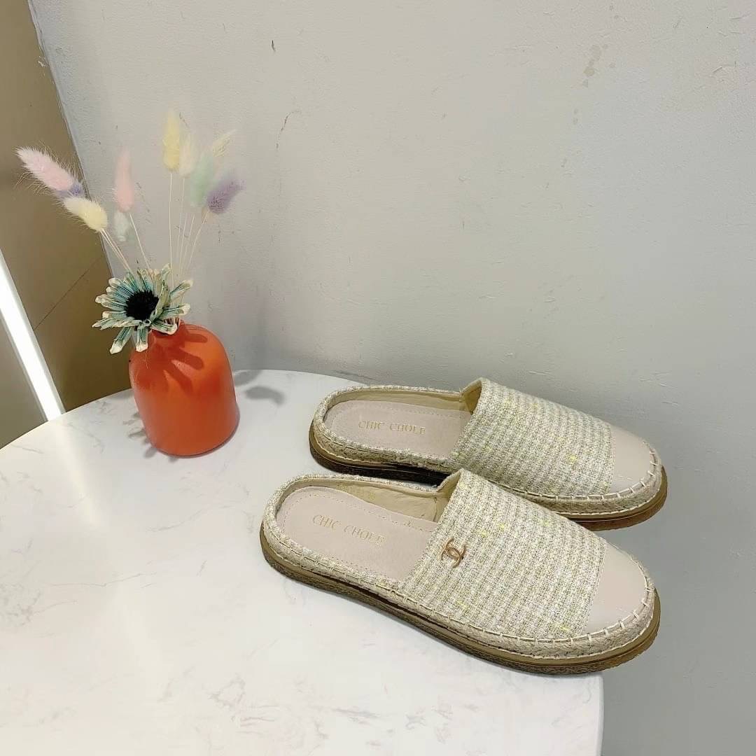 𝙉𝙀𝙒 𝙉𝙀𝙒 ‼️ รองเท้าผ้าทวิต CC รุ่นนี้เป็นทรงสวมเปิดหลัง น่ารักไม่ไหว เป็นผ้าทวิตโทนสีครีมคุณหนูผู้ดีมากค่ะ นิ่มใส่สบาย ใส่กับอะไรก้อสวย คู่นี้คือดีพลาดไม่ได้เลยนะคะ