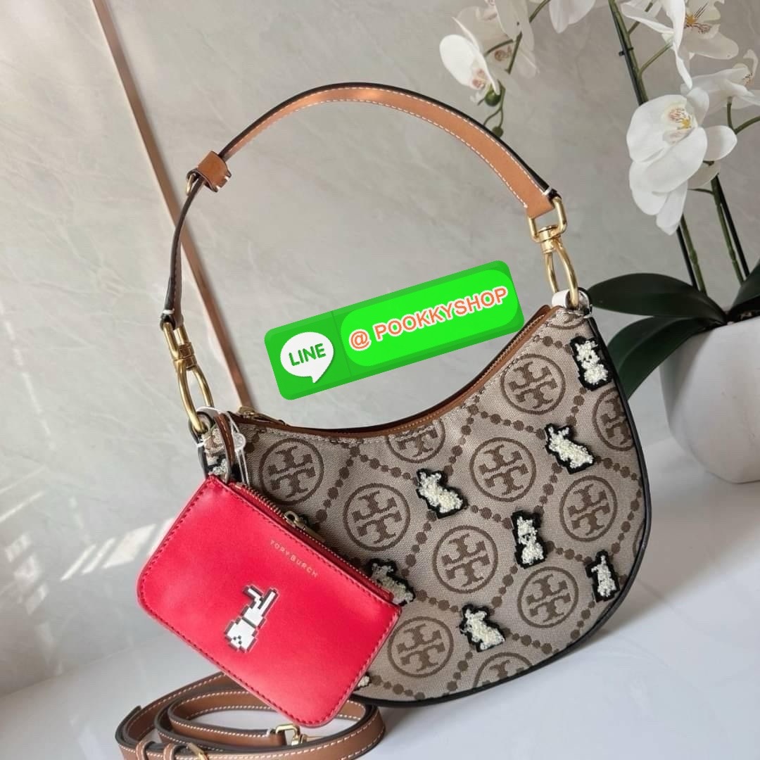 TORY BURCH Mini T Monogram embroidered Rabbit crescent Bag 🐇 คอลเลคชั่นกระต่ายสุดร้อนแรงแห่งปี คอลเลคชั่นทีบ่งบอกสไตล์ที่ทันสมัยทรงครึ่งวงปักลายกระต่ายบนกระเป๋าสุดน่ารัก โด่ดเด่น วัสดุผ้าแจคการ์ดตัดหนังแท้ เปิดปิดด้วยซิป มาพร้อมกระเป๋าใส่เหรียญใบเ