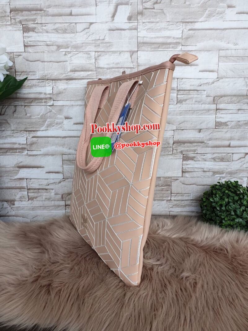 พร้อมส่ง Adidas Original Shopper 3D Tote Bag Trefoil Handbag Classic Sports คอลเลคชั่นสไตล์ Issey Miyake กระเป๋าสะพายข้าง ทรงสวยคลาสสิค แนว Sport สุดฮิต จากแบรนด์ADIDAS วัสดุด้านหน้าเนื้อ matte หนังนิ่ม มีน้ำหนักเบา ด้านหน้ามีแบรนด์ เปิดปิดด้วยซิป ภายในกว