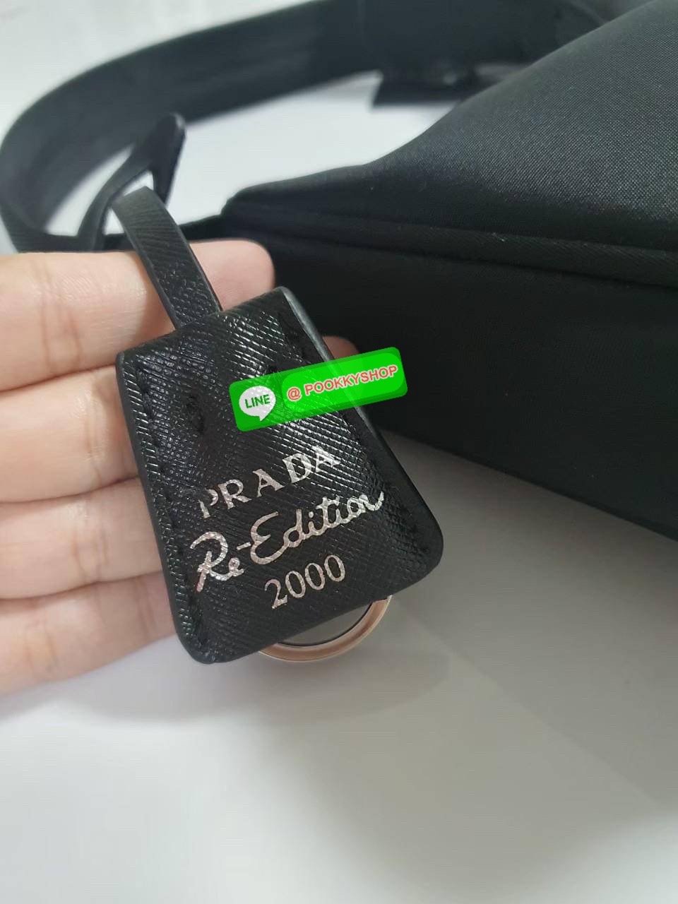 รุ่นใหม่แนะนำ!! รุ่นขายดีในตำนานค่ะ กับงานพรีเมี่ยมกิ้ฟท์ PRADA NYLON HANDBAGS ขนาดกะทัดรัด #อะไหล่เงิน วัสดุทำจากผ้าNylon อย่างหนา อยู่ทรง กันน้ำได้ หายห่วงคะ ด้านหน้ามีโลโก้แบรนด์ เปิดปิดด้วยซิป มาพร้อมสายผ้า ไม่สามารถถอดได้ ภายในบุผ้าลายPrada และป้ายโล