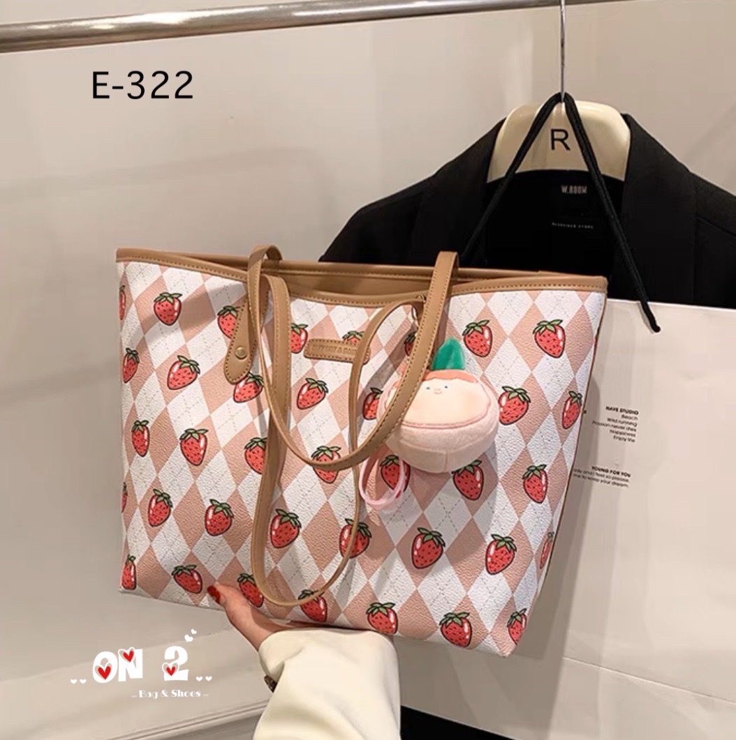 NEW-IN 🤎 Tote bag ทรงนี้จุได้เยอะมากๆค่า ใส่ I Pedได้นะคะ มาใหม่ ลายสตรอเบอรี่ สวยน่ารักมากค่ะ แนะนำสุดๆค้า จุได้เยอะ