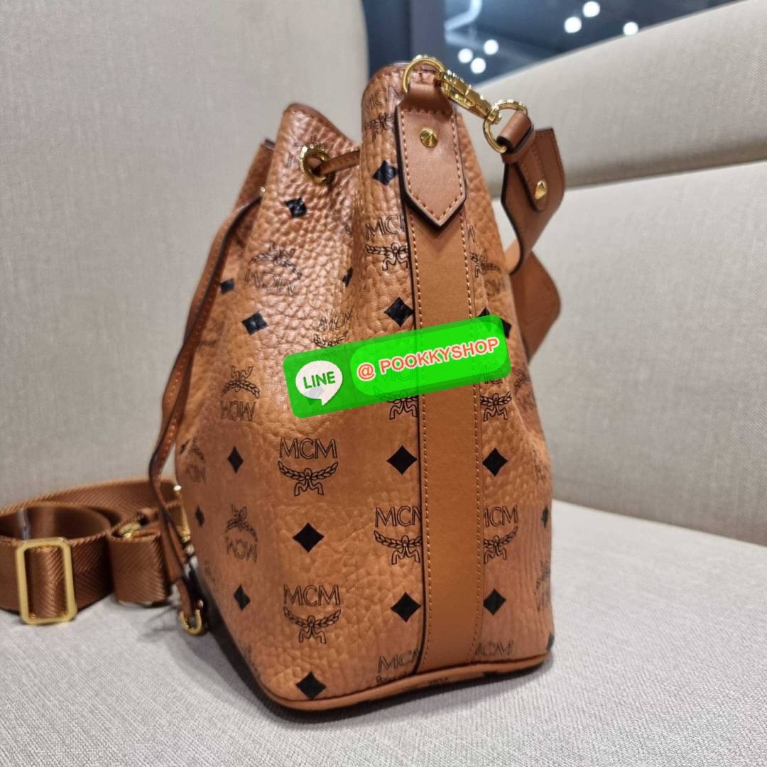 MCM MEDIUM ESSENTIAL DRAWSTRING BAG IN VISETOS กระเป๋าสะพายทรง bucket ไซส์ medium ใบใหญ่กำลังดี รูดเปิด-ปิดด้วยหนัง และยังมีกระดุมแม่เหล็กติดกันของหล่น พิเศษที่มีสายสะพายให้ 2 แบบ สายคล้องไหล่หรือถือได้ และสายสปอร์ตสะพายข้าง วัสดุหนังแคนวาสคุณภาพดี ภายในโ