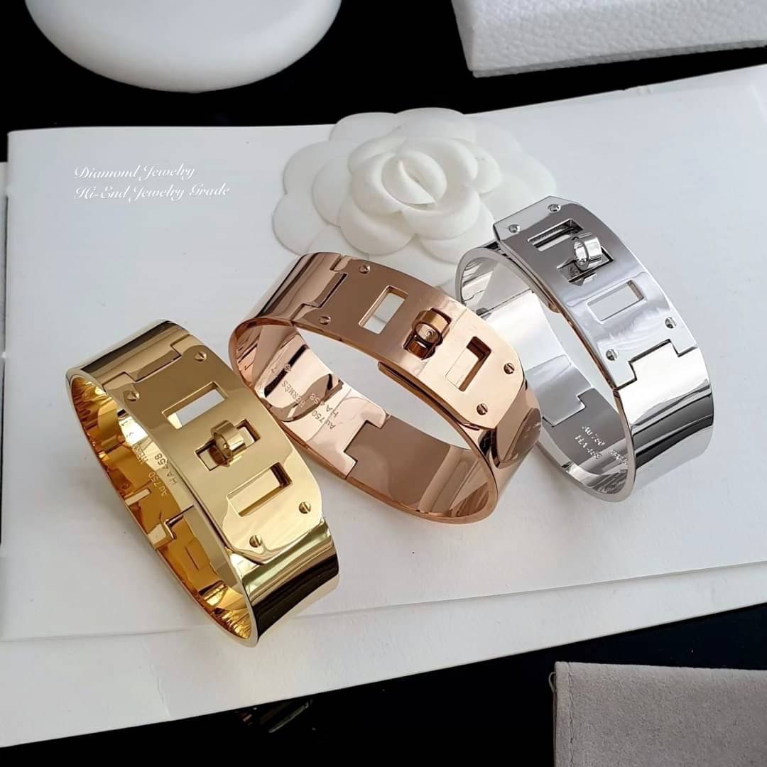 Super Hi-End Quality !!!!! ((งาน 1:1 เกรดดีที่สุดในท้องตลาด)) กำไล Hermes งานซุปเปอร์ไฮเอนคะ รุ่นนี้แนะนำเลยนะคะ งานสวยมากกกกกกถึงมากที่สุดค่ะ มีแสตมครบ เป็นแสตมลึกไม่ใช่สกรีนนะคะ งาน stainless steel แท้ทั้งวง !! ย้ำนะคะ ว่างานสวยมากกกกกก ที่สุดค่ะ แม่ค้า
