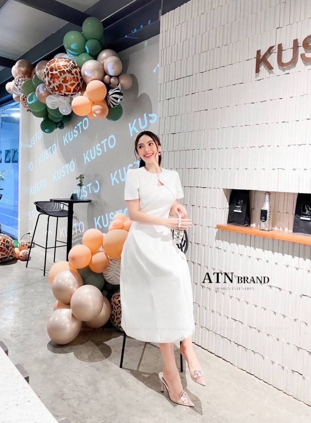 เดรสสีขาวผ้าซาตินเกรดพรีเมี่ยม ผ้าดีเกินราคามากๆ อยากให้มาสัมผัสเนื้อผ้าเลยค่ะ ช่วงอกแต่งกระดุมเพชรวิบวับ อกเสริมฟองน้ำ ซับในอย่างดี ซิปหลังยาวสวมใส่ง่าย ใครกำลังมองหาชุดสวย เรียบหรูดูแพง ใส่งานบุญ หรือจะเก็บไว้ใส่ทำบุญช่วงเทศกาลกินเจ ใส่ทำบุญวันออกพรรษา