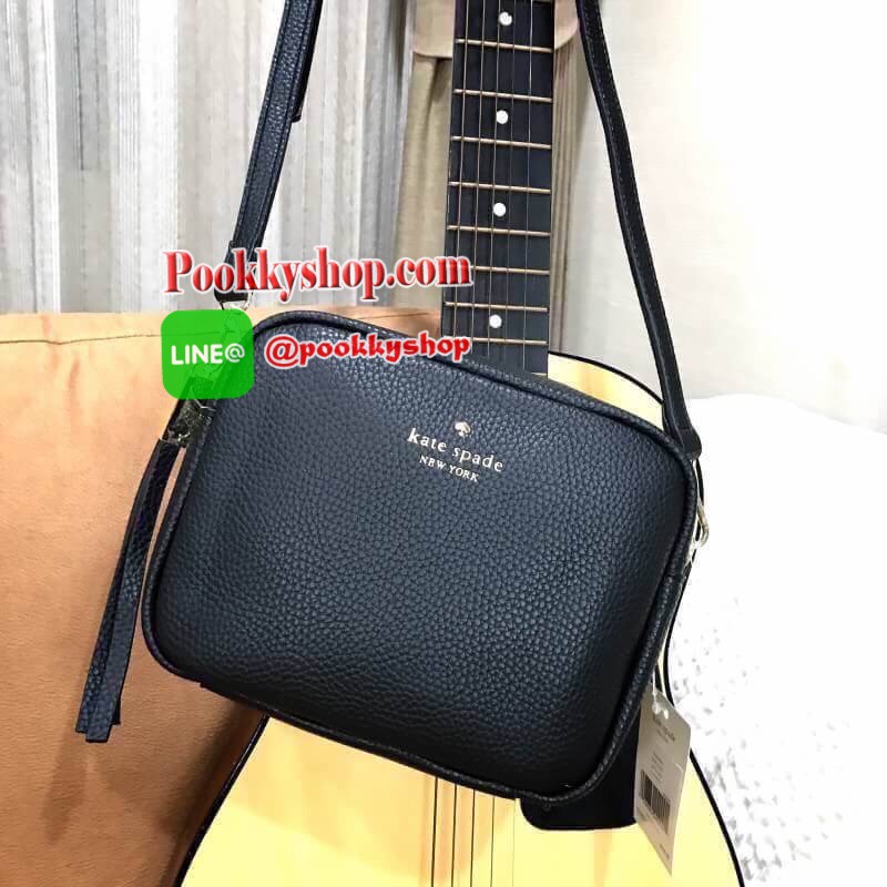 ReStock! รุ่นยอดนิยม Kate Spade NewYork Mini Leather Shoulder Bag กระเป๋าสะพายขนาดมินิหนังสวยหรูอยู่ทรงด้านหน้าประดับโลโก้สีทอง มาพร้อมหัวซิปพู่หนัง และสายสะพายยาวปรับระดับได้ ภายในมีโลโก้ ช่องซิปและช่องเล็ก ซับในสกรีนลายตามแบบฉบับของแบรนด์ ใส่กระเป๋าสตาง