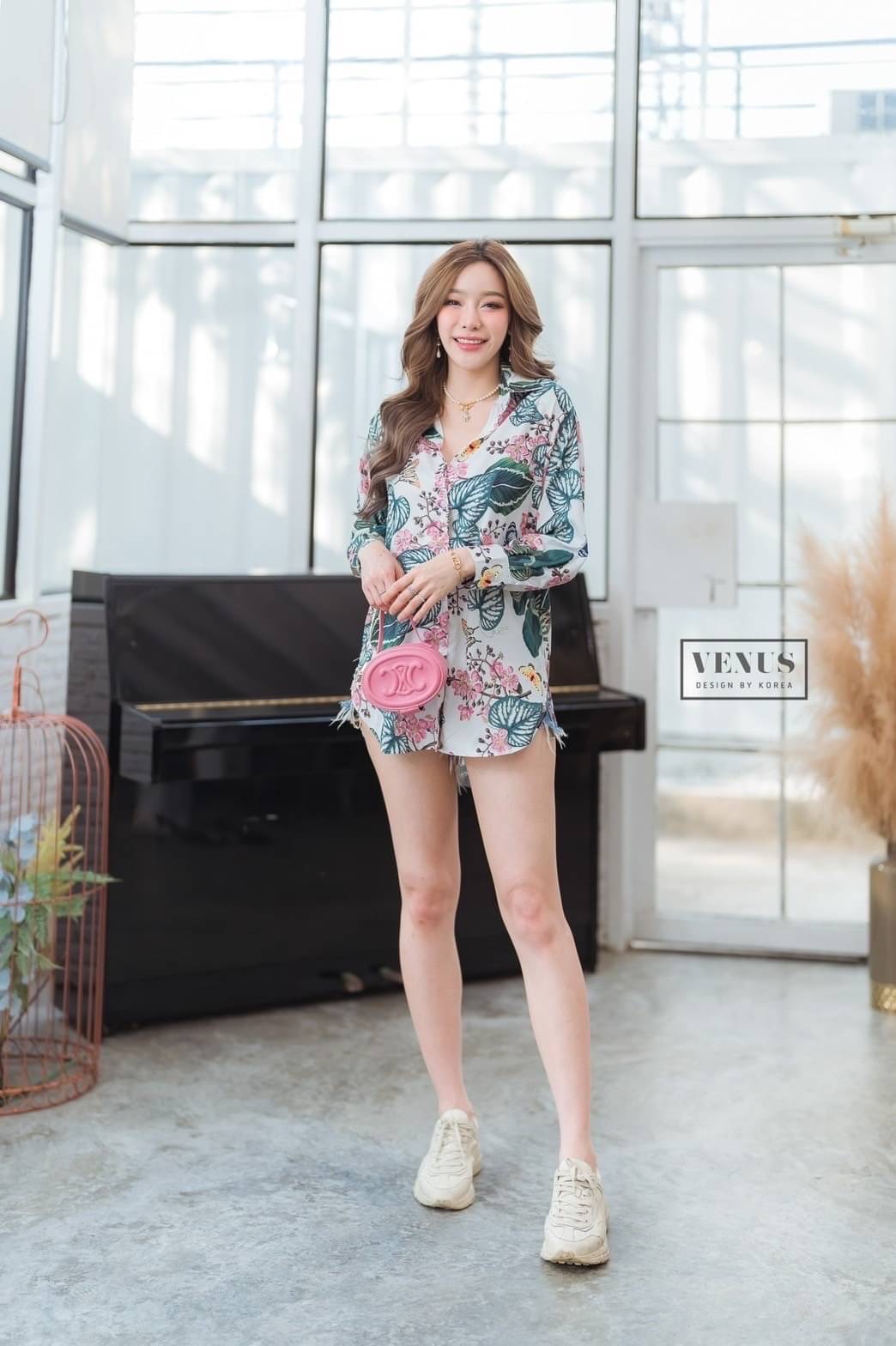 Restock 💚💚💚💚 I'm Lady By Venus Zara Shirt เสื้อเชิ๊ตทรงโอเวอร์ไซต์พิมพ์ลายใบไม้ งานสวนนะคะ ทรงปล่อยๆ แม๊ทกับกางเกงยีนขาสั้นก็สวยเป๊ะคะ