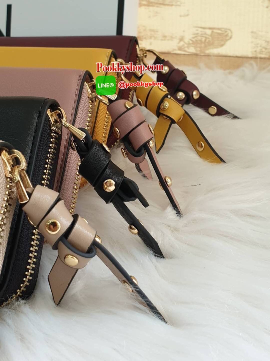 LYN long wallet ด้านหน้าติดโลโก้แบรนด์ สีสวยสดใส รุ่นนี้เรียบหรู ดูดี เปิดปิดด้วยซิบ ด้านในมีช่องใส่บัตร ช่องใส่แบงค์ และช่องกลางใส่เหรียญเป็นช่องซิป และยังมาพร้อมกับ ตัวจับซิปแต่งหมุด ดูดีมีราคาเชียว สวยเก๋ๆแบบนี้ต้องมีไว้เป็นเจ้าของนะเธอจ๋า