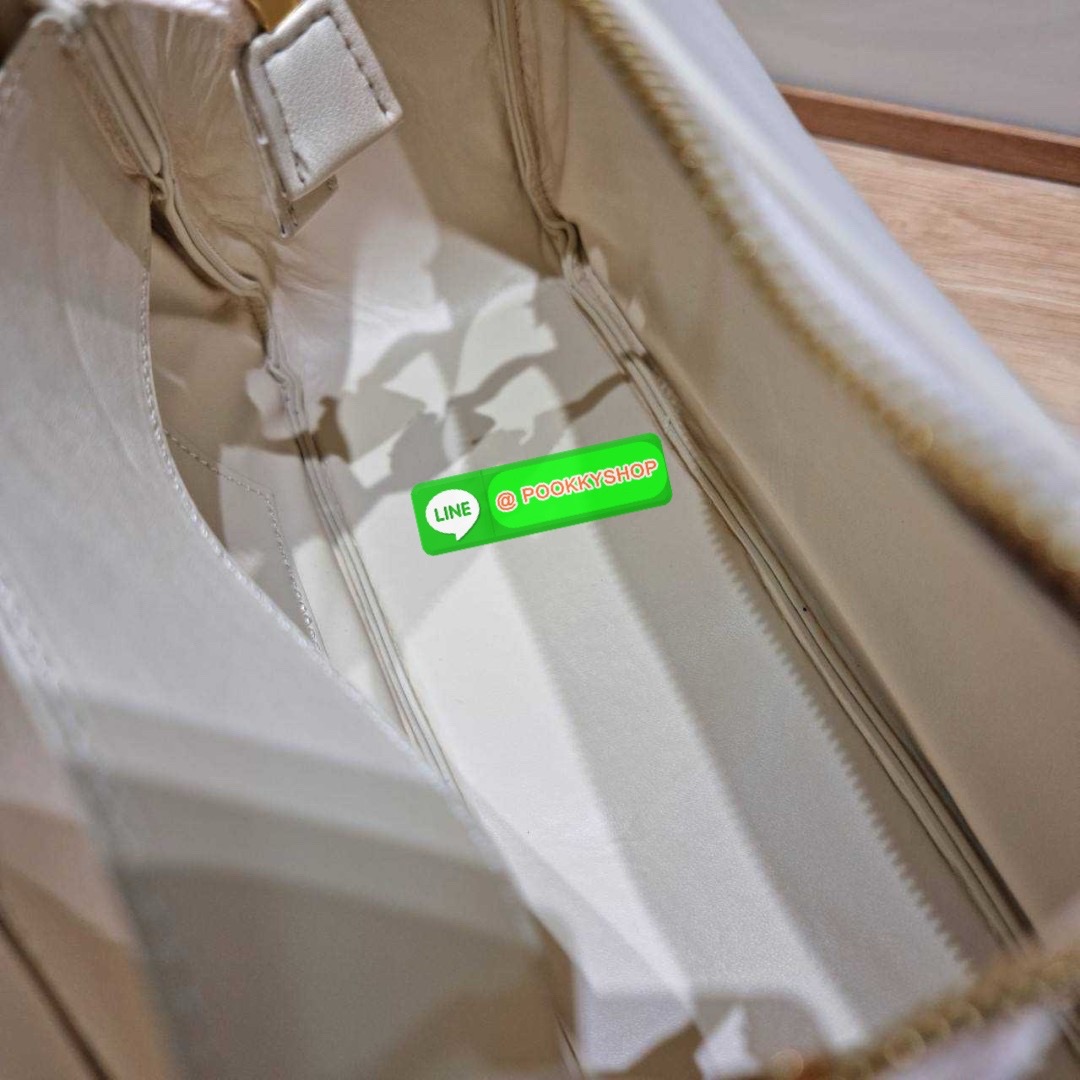 PRADA MEDIUM LEATHER HANDBAG 🔆 Details สะเทือนวงการแฟชั่นแบบสุด! กับกระเป๋าสะพายไหล่พรีเมี่ยมกิ๊ฟ ดีไซน์เก๋และมาแรงมาก สาวๆหนุ่มๆติดแกลมต้องไม่พลาด สวยดูแพง หูสะพายคล้องไหล่สะดวก ปากกระเป๋ามีซิปรูดเปิดปิดง่าย ภายในแบ่งสัดส่วนสวย โล่งกว้าง มีทั้งช่