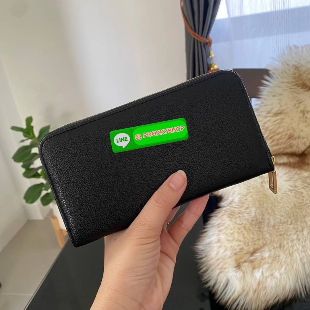 Guess Long Wallet กระเป๋าสตางค์ใบยาวซิปรอบหนังนิ่ม ด้านหน้าโดดเด่นด้วยกุญแจชื่อแบรนด์ รุ่นนี้มีสายคล้องมือมาให้ เพื่อใช้งานง่ายและสะดวกมากยิ่งขึ้น ด้านในมีช่องใส่ธนบัตร ช่องใส่บัตร และช่องซิปใส่เหรียญค่ะ