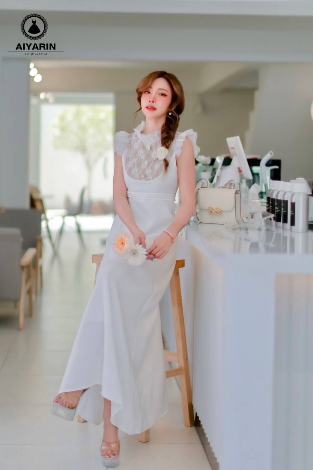 เดรสลุกไม้ปักที่อกผ้าหนานิ่มปักดอกไม้ตรงด้านหน้ากระดุมสวยไฮโซปักดอกไม้เเน่นๆมีขอบลูกไม้เเต่งเเนวลูกคุณมั้กๆคะเป็นกระโปรงยาวดูไฮโซมั้กๆๆน่ารักมั้กๆผ้าเนื้อดีมีนำ้หนักมากๆๆ สีตามชุดไฮโซมาากๆสวยเเนน่นอนคะๆเน้นนะว่าผ้าดีมั้กๆมีนำ้หนักมากๆๆ ดูไฮโซมั้กๆคะสวมใส่