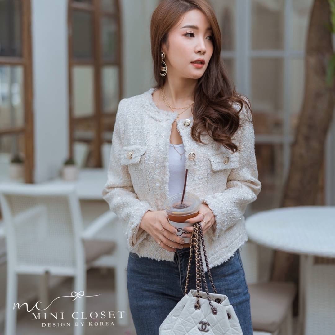 ดูดี สไตล์เกาหลีสุด ห้ามพลาดเลยนะคะ น่ารักมาก สตรีทได้ คุณนายด้วย เสื้อคลุมผ้าทวีตผ้าดีงานตัดเย็บเริ่ด ดีไซน์กระเป๋าซ้ายขวา ซับในทั้งตัว กระดุมทอง #ต้องมีค่ะ