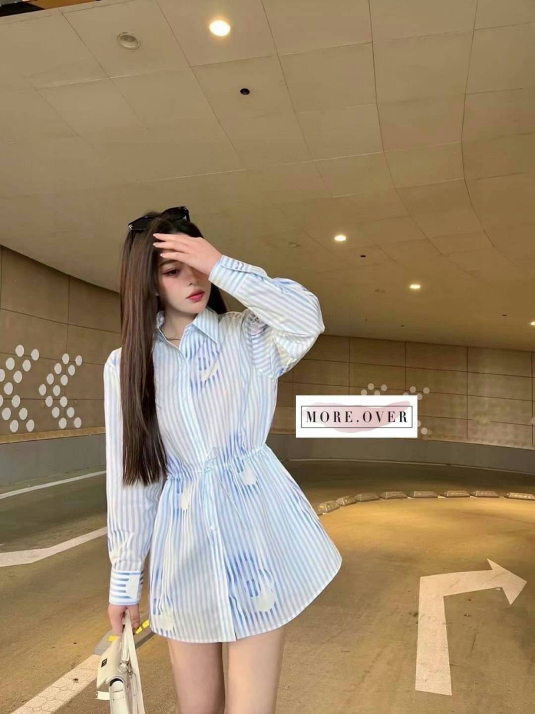 พร้อมส่ง รุ่นใหม่ !! มินิเดรสเดรสแขนยาวคอปกเชิตลายทางสีฟ้า PRADA Brand: PRADA มีป้าย tag แบรนด์ 💙Detail : มินิเดรสเชิตแขนยาวลายทางสีฟ้าเอวรูด แบรนด์ PRADA เนื้อผ้าอย่างดีงานสวยมากค่ะ งานคุณภาพการันตี มีป้าย tag แบรนด์