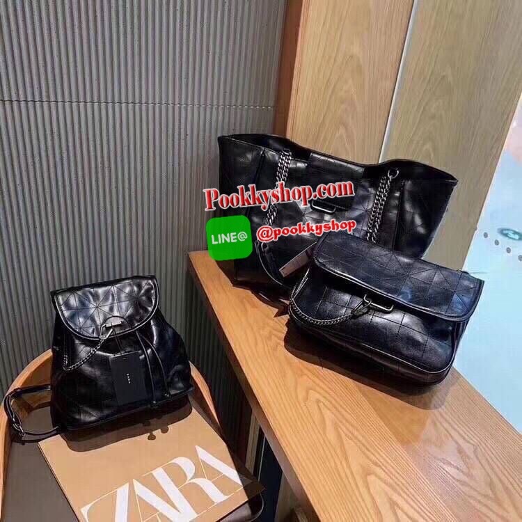 ZARA SOLF ROCK SHOULDER BAG Outlet กระเป๋าสะพายข้างทรงเก๋ เดินด้ายทั้งใบ แต่งโซ่คล้องมาที่ด้านหน้า เปิดปิดแบบกระดุมแม่เหล็ก ก้านในมี 3 ช่องใหญ่ เป็นช่องซิปกลางรุ่นนี้จุของได้เยอะเลยครับ ใส่ iPad mini ได้สบายๆ สายสะพายจะทำเป็นสายคู่สะพายไหล่ หรือ ทำเป็นสาย