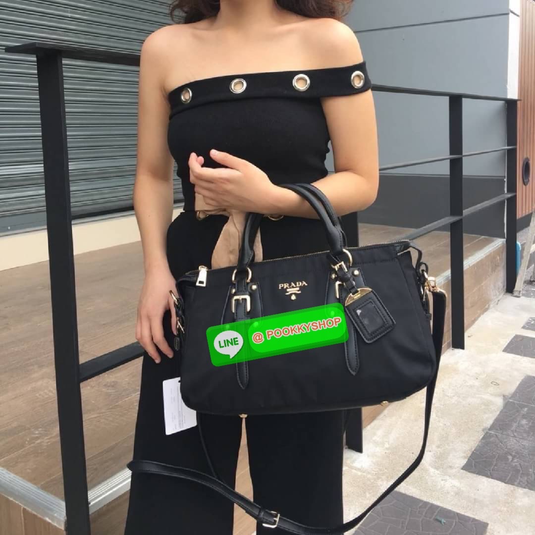รุ่นยอดฮิต !!! ปังปุริเย่ 🎉🎉 กระเป๋าทรง HANDBAG จากงานพรีเมี่ยมกิ้ฟ จากเคาเตอร์ต่างประเทศ มาแล้วค่า กระเป๋าถือทรงหรู จากแบรนด์ PRADA เป็น กระเป๋าผ้าไนล่อน ตกแต่งรอบใบได้ สวยมาก ด้านในมีช่องซิปและช่องใส่ของ เป็นสัดส่วน อะไหล่ทองหรู ขนาดกำลั