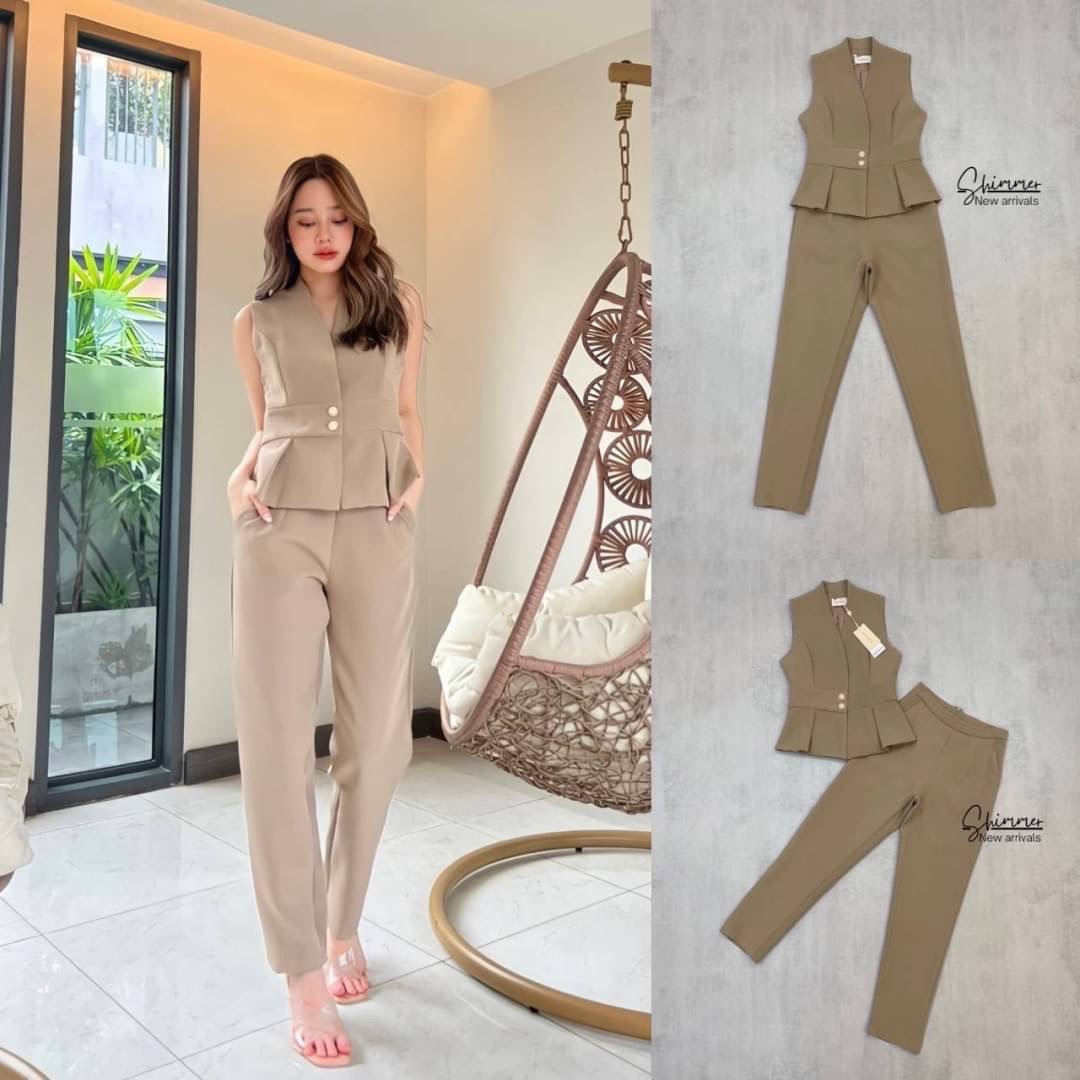 เสื้อทรงยาวงานกระดุมหน้าเก็บซับในทั้งตัวปลายเสื้อจับจีบ แพทเทิร์นสวยเข้ารูป ช่วงอกมีกระดุมกด แมทช์คู่กับกางเกงขายาวกึ่งเดฟ ทรงสวยไม่รัดขาเกินไป เนื้อผ้าพื้นเกรดพรีเมียมทั้งชุด ลุคนี้เสริมบุคลิกผู้สวมใส่ให้สวยเป๊ะ แบบเซเลปแน่นอนค่า