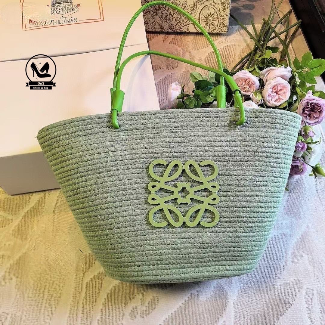 มาค่า....กระเป๋าสานสุดฮิตจาก Loewe รุ่น Anagram Basket Bag ใบนี้ เป็นกระเป๋าสานแฮนด์เมด ตัดกับหนังพิมพ์โลโก้ Anagram เอกลักษณ์ของแบรนด์ สายหนังใช้งานได้ทั้งแบบถือและสะพายไหล่ เหมาะกับลุคชิลล์ๆ ไปทะเล หรือแม้แต่ลุคแคชชวลในเมืองก็ดูดี สีสันจัดเต็มมาพร้อมสีใ