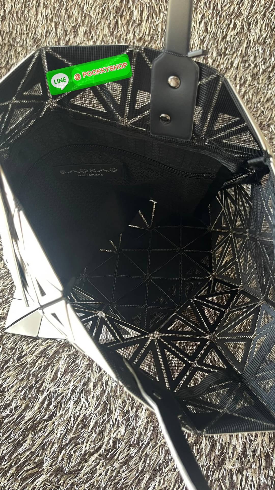 Baobao issey miyake frame tote 6x6 กระเป๋าที่มองทะลุได้เหมือนตะกร้าและให้ความรู้สึกสดชื่น รูปลักษณ์ที่ดูเหมือนมองทะลุได้มากกว่าที่เคยถูกสร้างขึ้นโดยการนำชิ้นส่วนสามเหลี่ยมออกให้กลวงและเหลือไว้เพียงกรอบเท่านั้น ขนาดกำลังดี สามารถใส่ของมีค่าได้ เช่น กระเป๋า