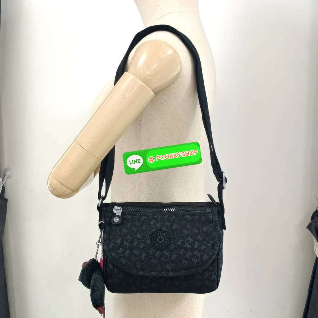KIPLING SABIAN CROSSBODY MINI BAG กระเป๋าสะพายข้าง วัสดุ Nylon & Polyester 100% ขนาดเล็กกำลังน่ารัก เปิด-ปิดด้วยฝาปิดกระดุมแม่เหล็กและซิปแบรนด์ ด้านในมีแท็กแบรนด์