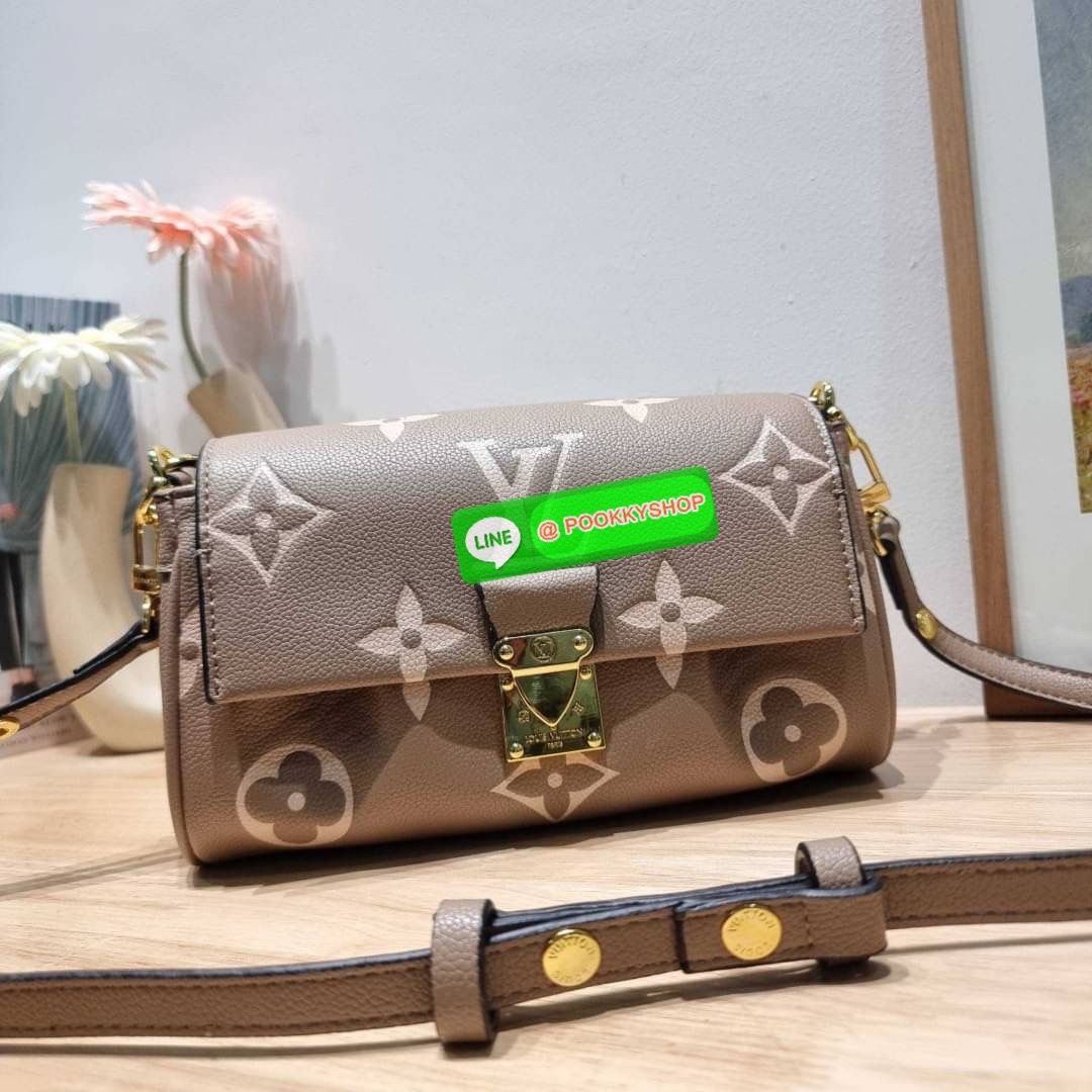 New in กระเป๋าสะพายคอลใหม่ล่าสุด สวยหรู ดูแพง ดีไซน์รูปทรงออกมาให้ใช้งานได้ง่าย เปิด-ปิดด้วยอะไหล่แม่เหล็ก ภายในโล่งกว้าง ใส่ของสำคัญได้ครบ มาพร้อมสายสะพายถึง 2 แบบ สายโซ่สะพายไหล่อัพความหรู และสายหนังที่ปรับยาวสั้นได้ สะพายข้างชิลๆก็ดูดี จัดให้พร้อมเสิร์