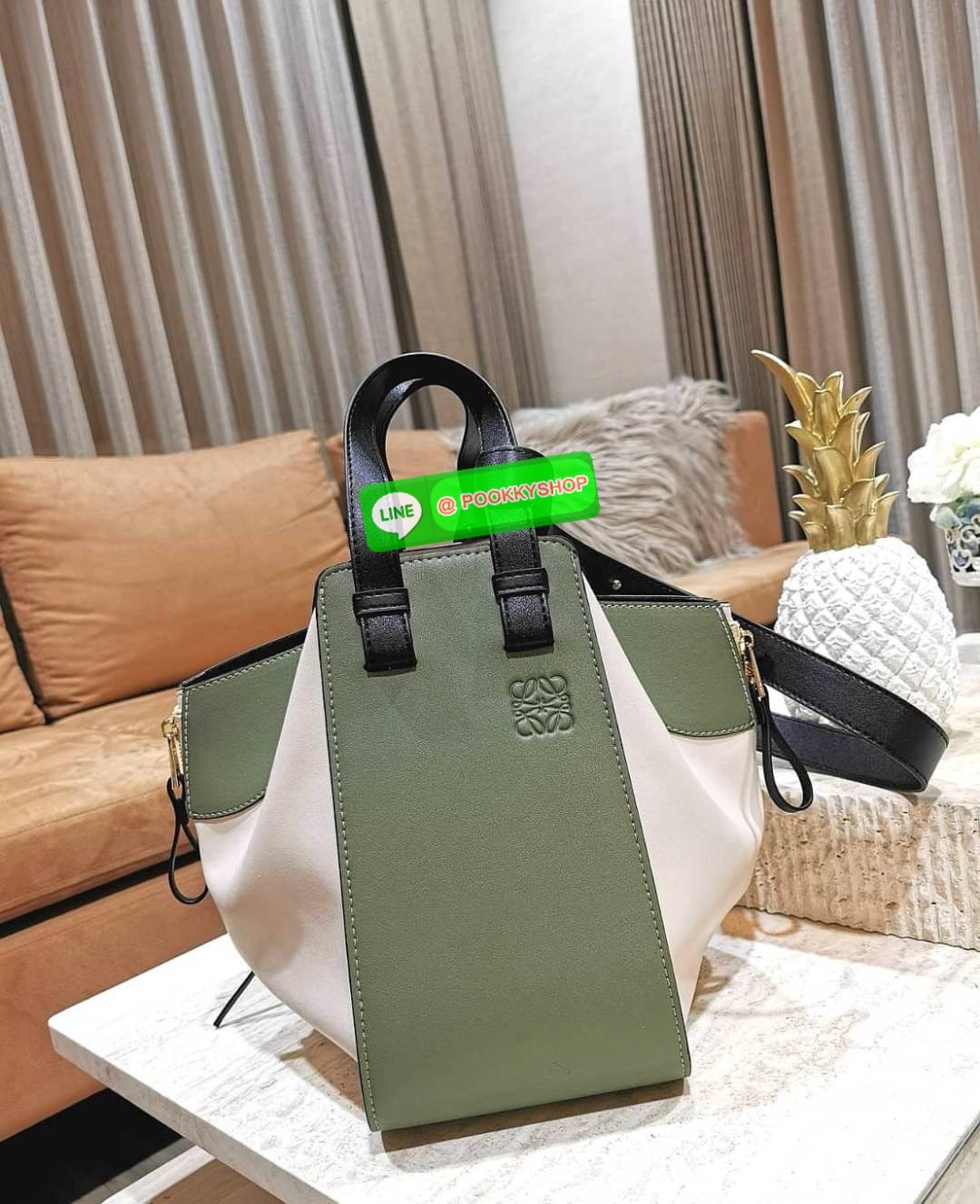 ✴️NEW ARRIVAL!✴️LOEWE HANDLE & SHOULDER BAG GIFT WITH PURCHASE GWP พรีเมี่ยมกิ๊ฟ Limited จาก LOEWE PERFUME DUTYFREE รุ่น Rare items สุดๆวัสดุหนังแท้ Calfskin หนังสวยดีไซน์มีเอกลักษณ์ ใบใหญ่กำลังดี น้ำหนักเบา สามารถปรับได้หลายทรงไม่จำเจ ด้านข